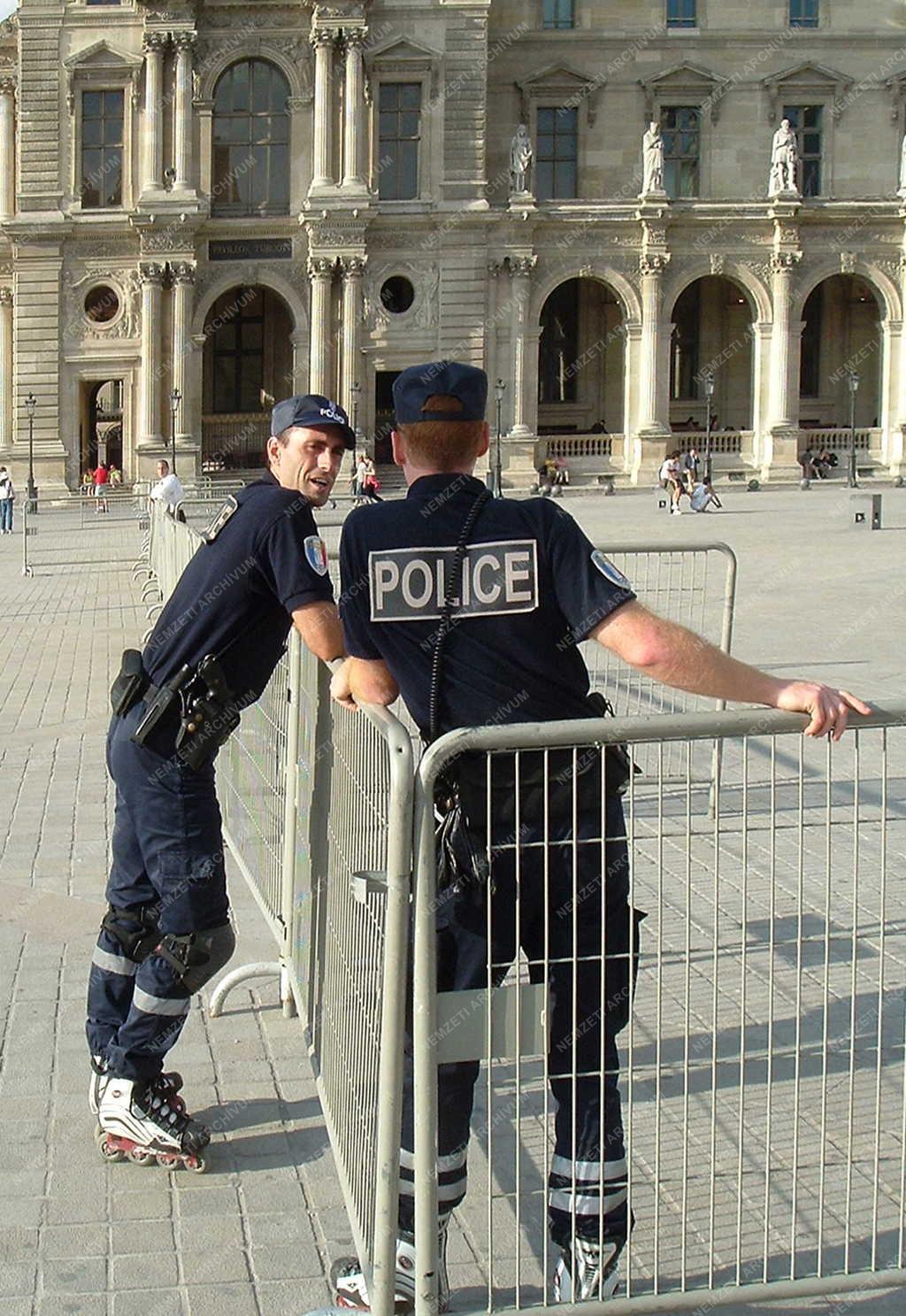 Táj, város - Párizs - Görkorcsolyás rendőrök 
