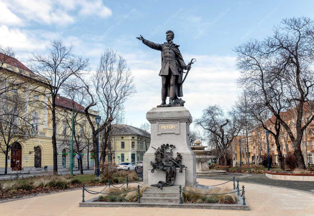 Városkép - Kultúra - Petőfi Sándor szobra Kiskunfélegyházán