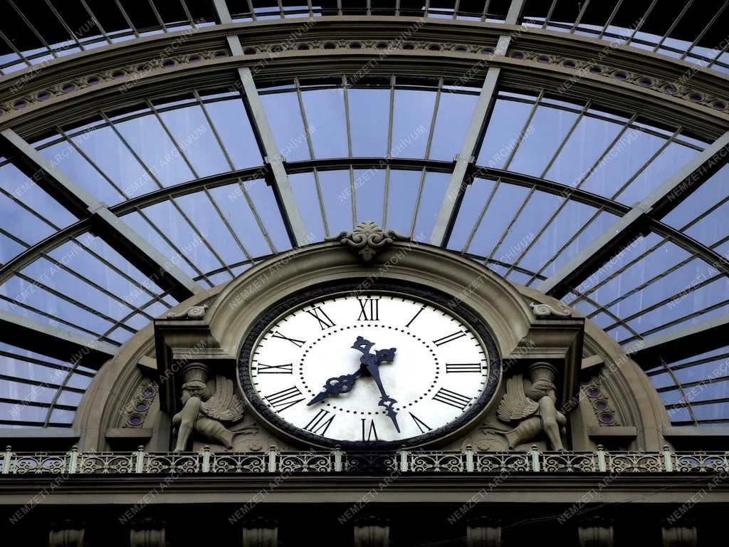 Épület - Budapest - A Keleti pályaudvar homlokzata