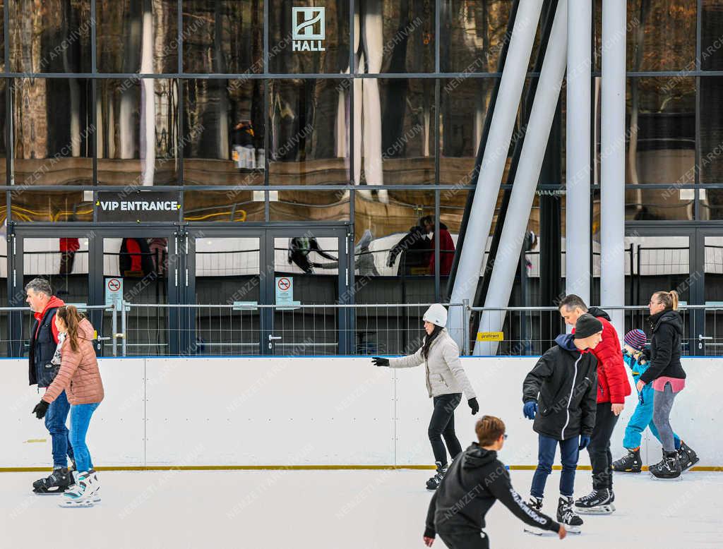 Szabadidő - Debrecen - Megnyitott a műjégpálya 