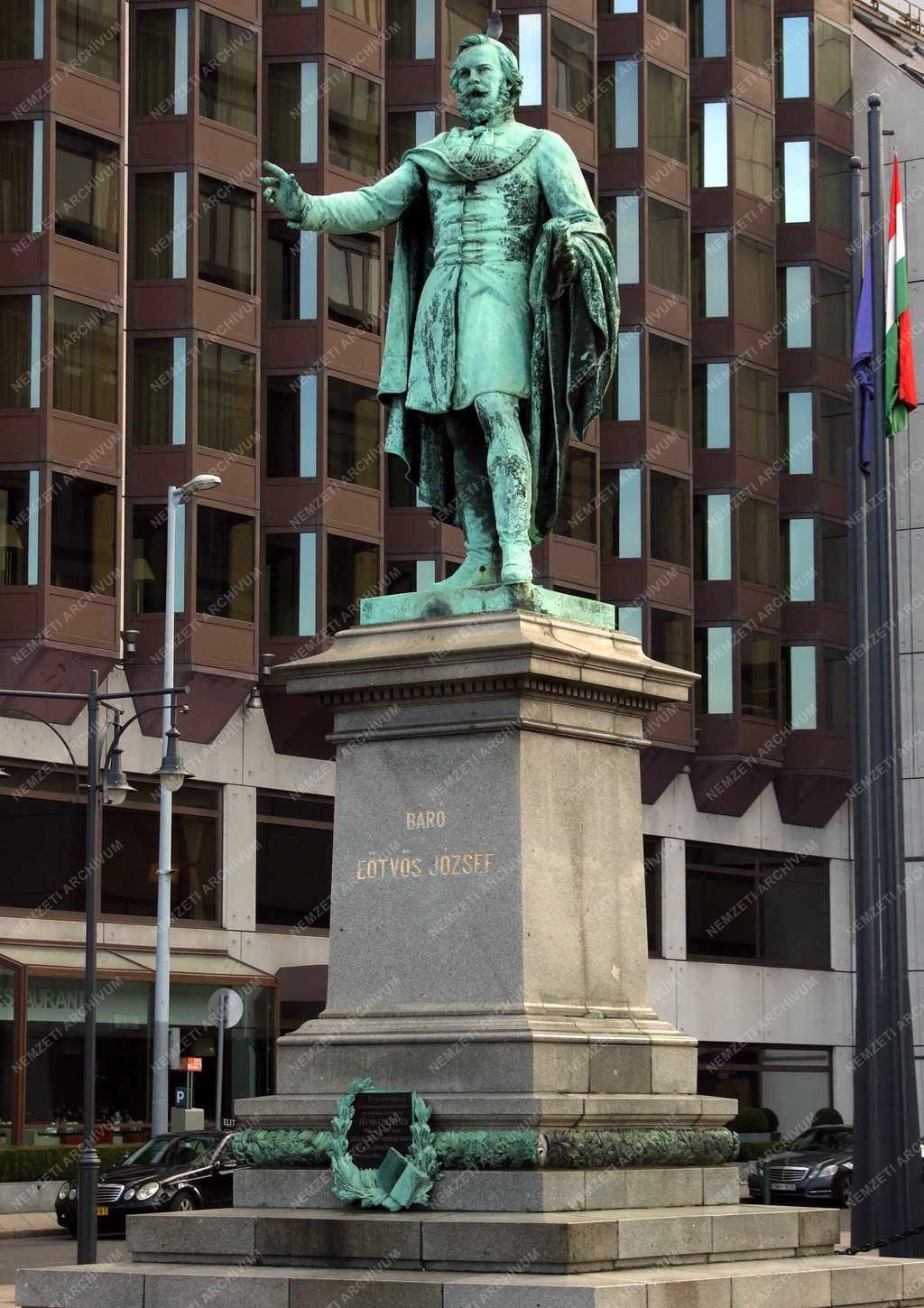 Műalkotás - Budapest - Eötvös József szobra