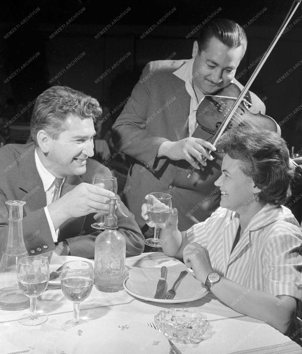 Vendéglátás - Pesti pillanatok