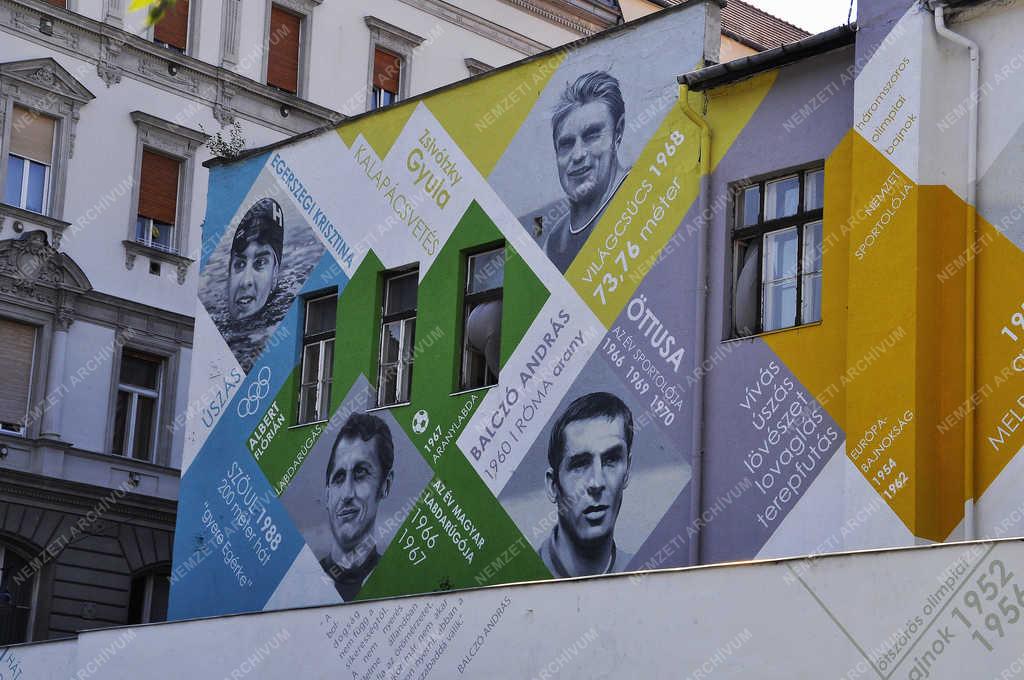 Városkép - Budapest - Híres sportolók egy ház falán