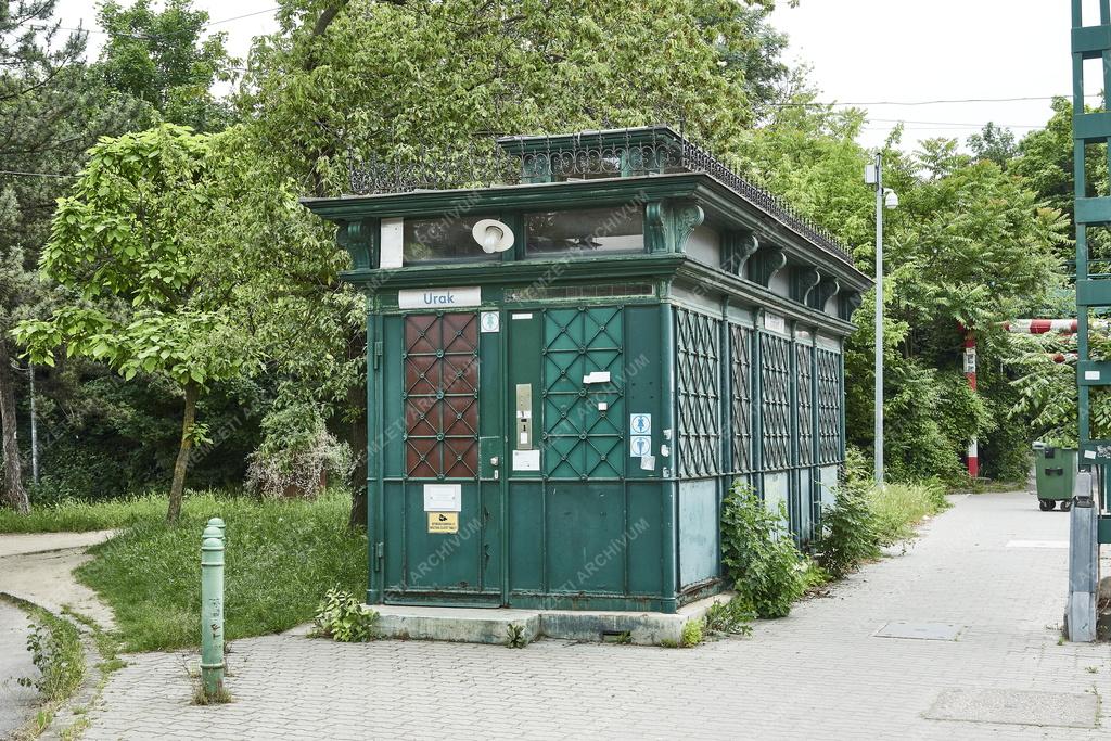 Közmű - Budapest - Használaton kívüli egykori zöld ház