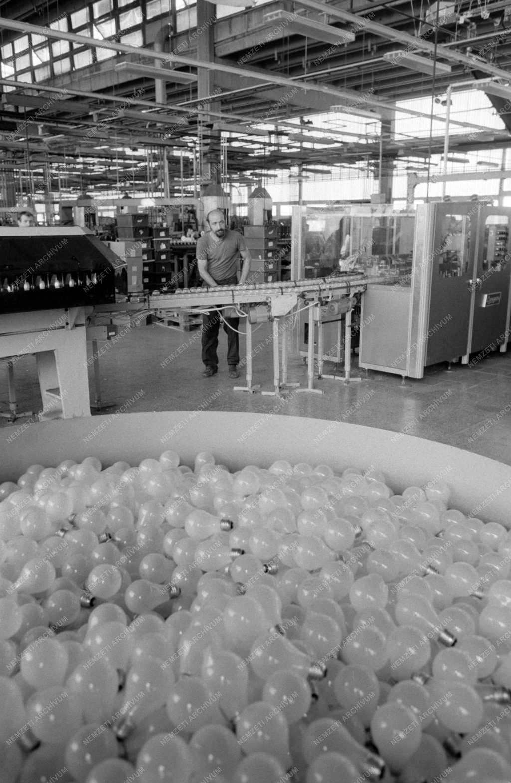 Elektronikai ipar - Új csomagoló gépsor a Fényforrás Gyárban