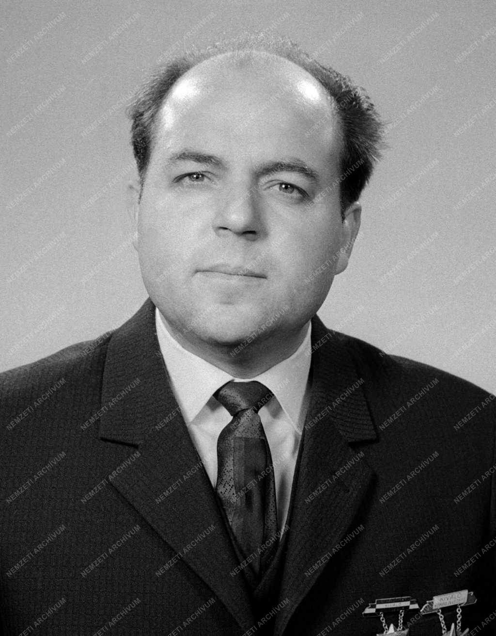 Az 1966. évi Állami- és Kossuth-díjasok portréi