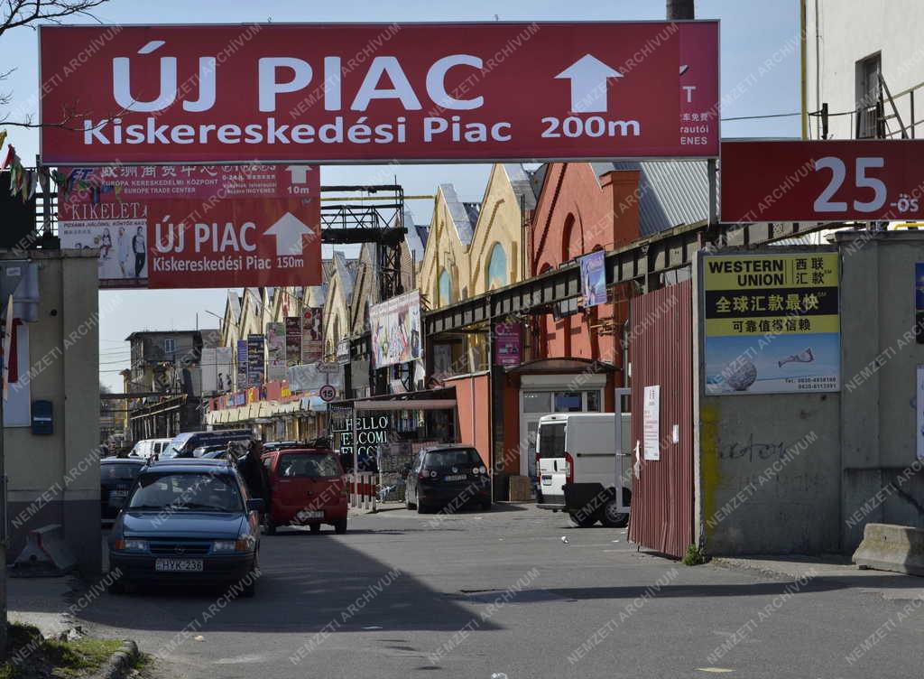 Kereskedelem - Budapest - Az Új Piac bejárata
