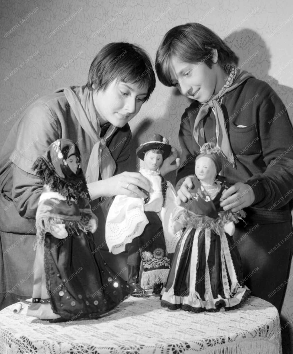 Népművészet - Népművészeti babákat készítő úttörők