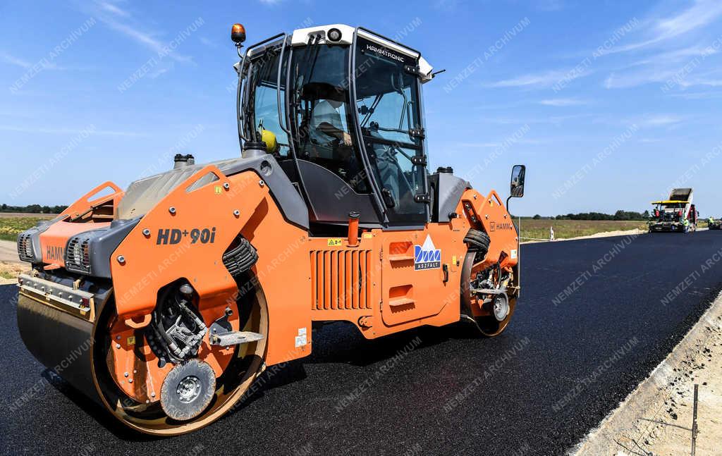 Útépítés - Berettyóújfalu - M4 autópálya építése a román határig