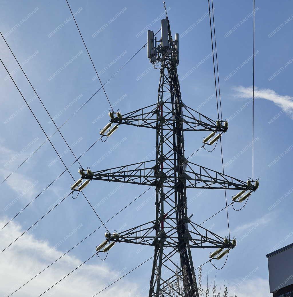 Energia - Távközlés - Budapest - Magasfeszültségű elektromos távvezetékoszlop
