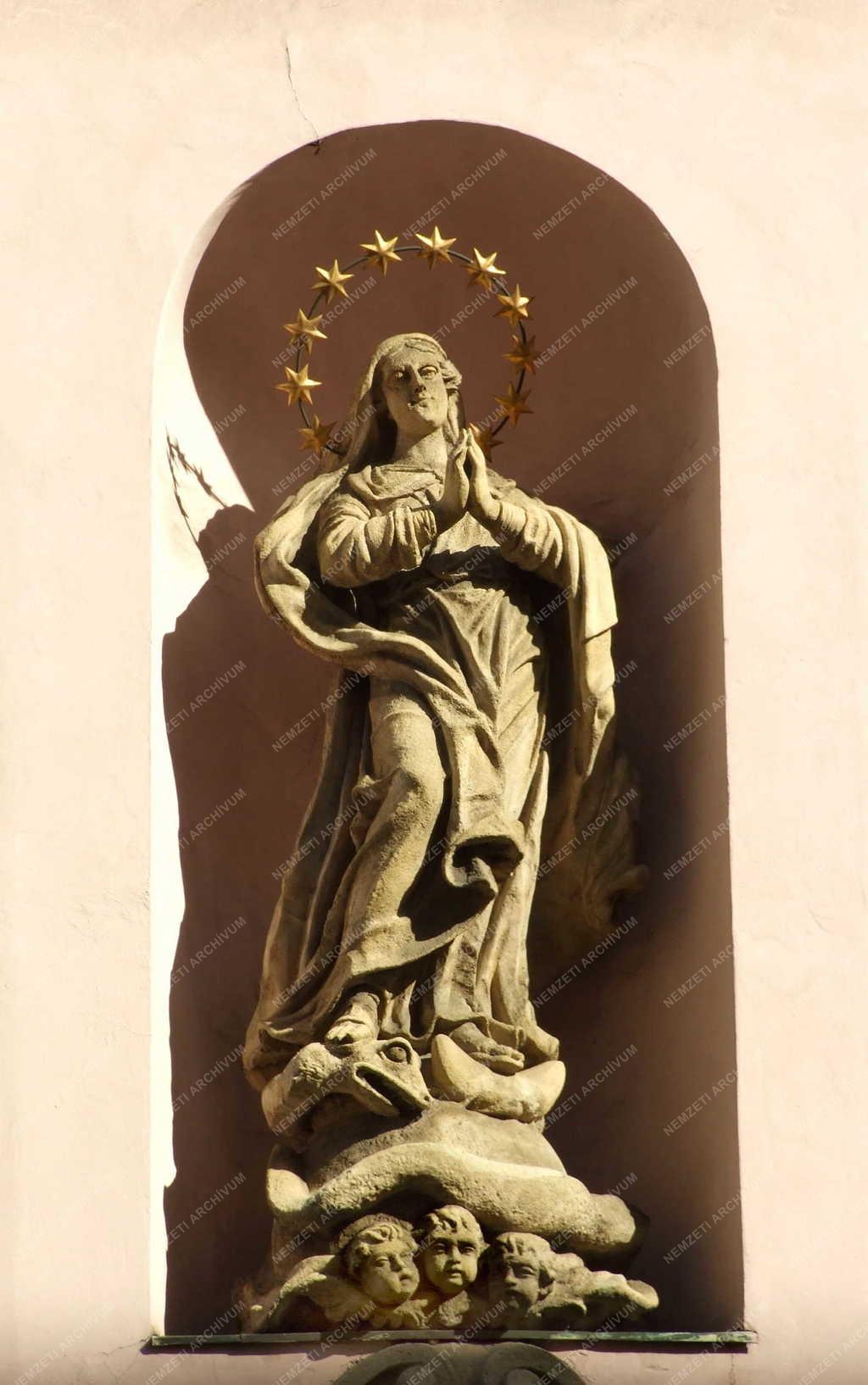 Budapest -  Köztéri szobor - Barokk Szűzanya