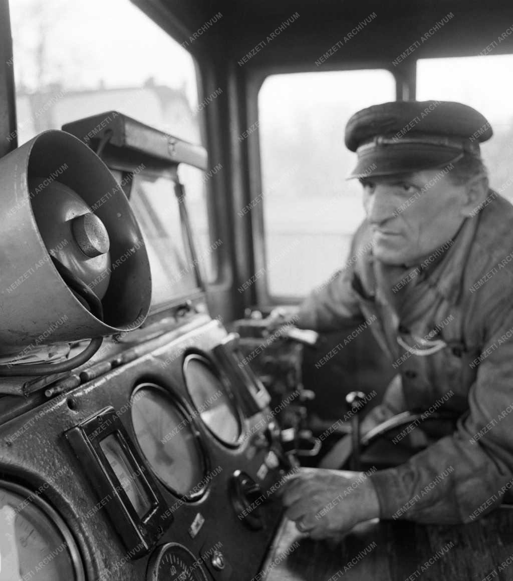 Vasúti közlekedés - URH adó-vevő készülék a MÁV egyik mozdonyán