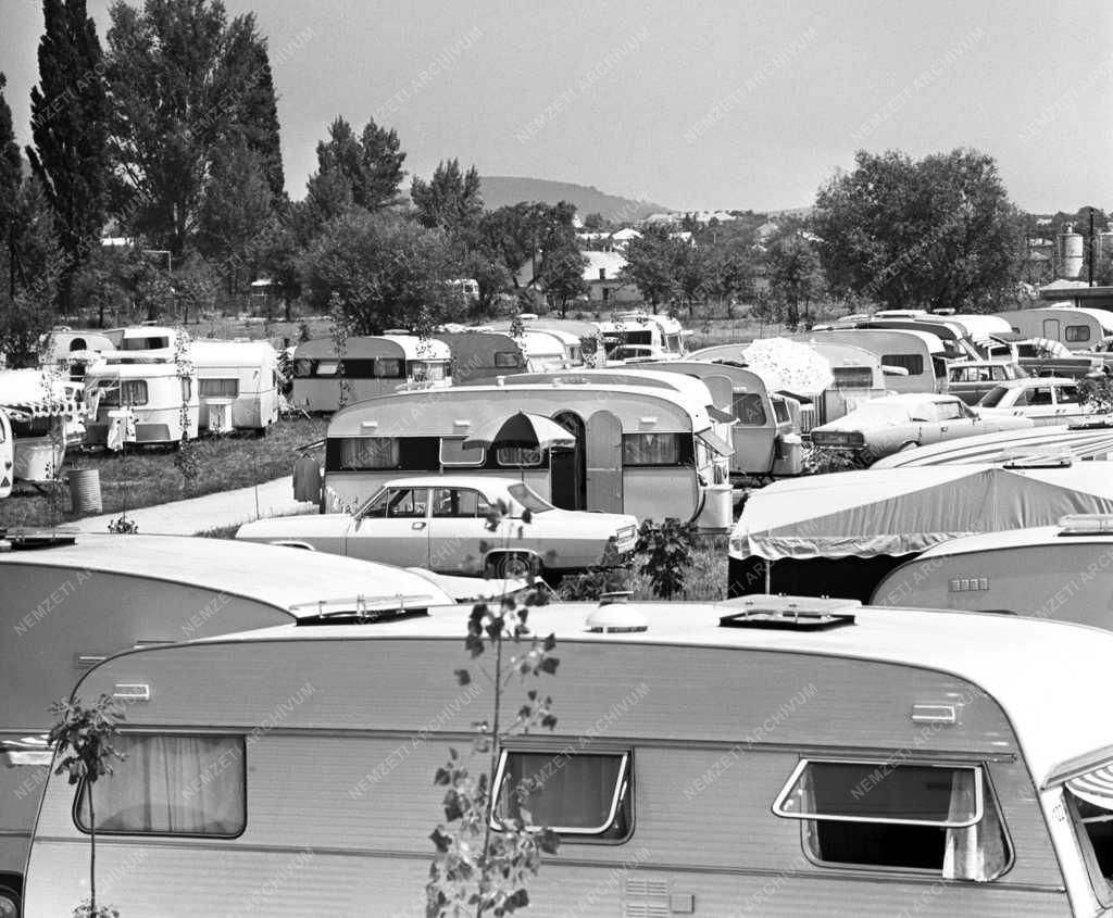 Nyaralás - Nyaralók a balatonfüredi kempingben