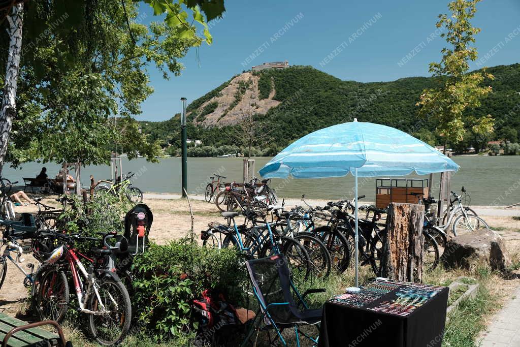 Szabadidő - Nagymarosi szabadstrand a Dunán
