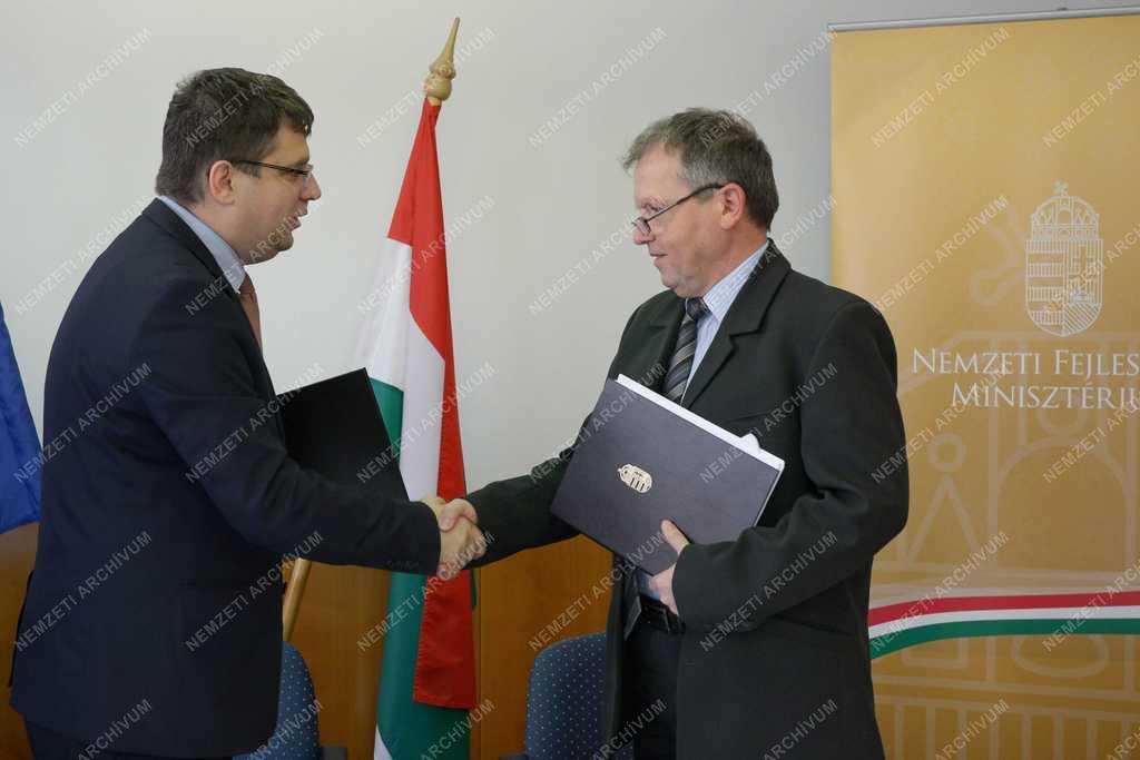 Aláírták az útfelújítási program támogatási szerződését
