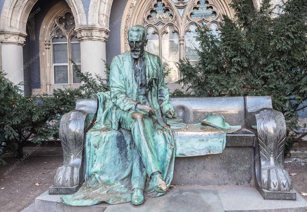 Gróf Károlyi Sándor szobra