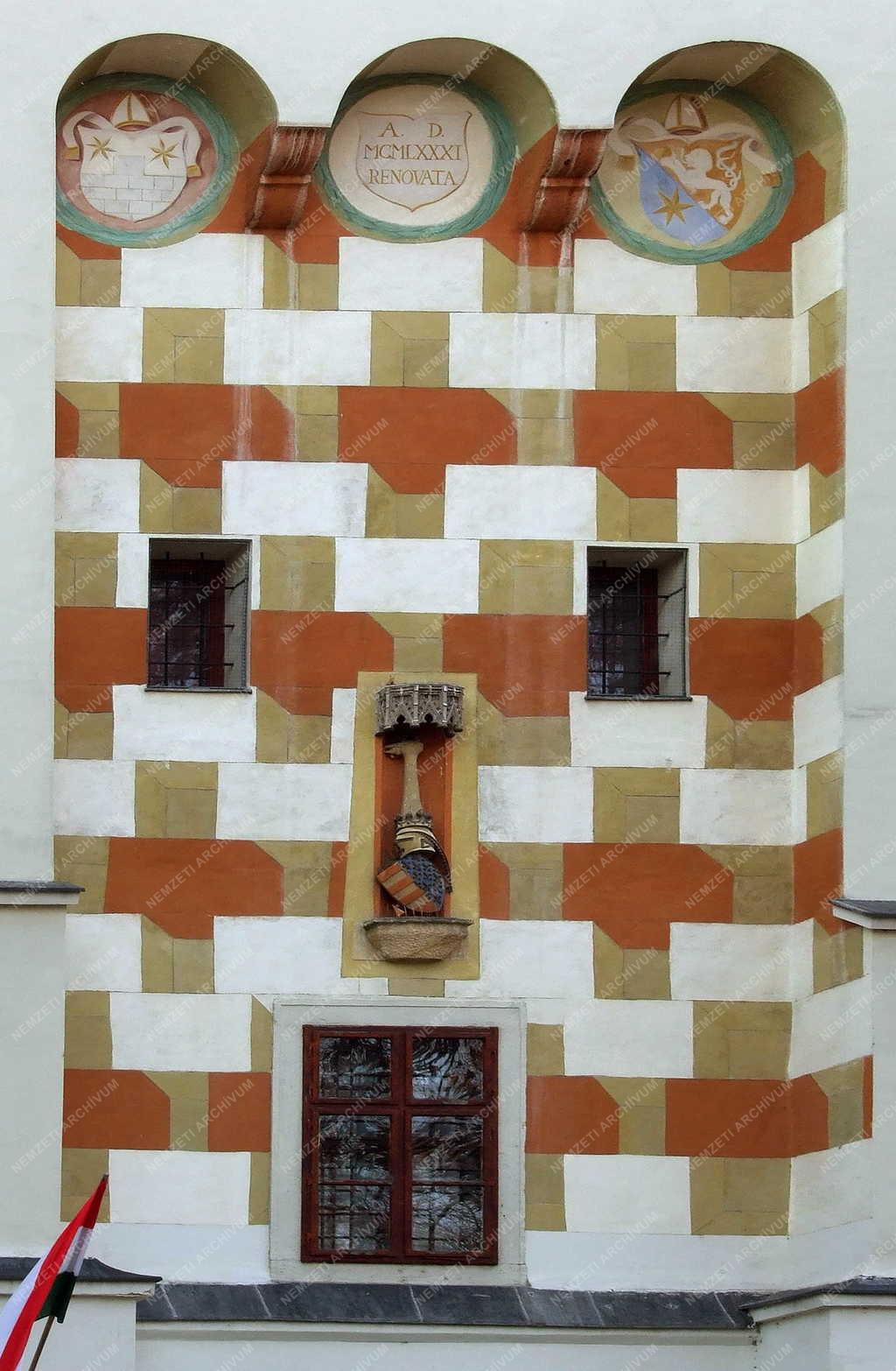 Műalkotás - A győri Püspökvár homlokzatának díszítése