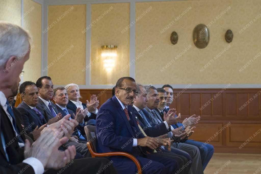 Szijjártó Péter kitüntést adott át Halaf Ahmad al-Habtúr dubaji üzletembernek
