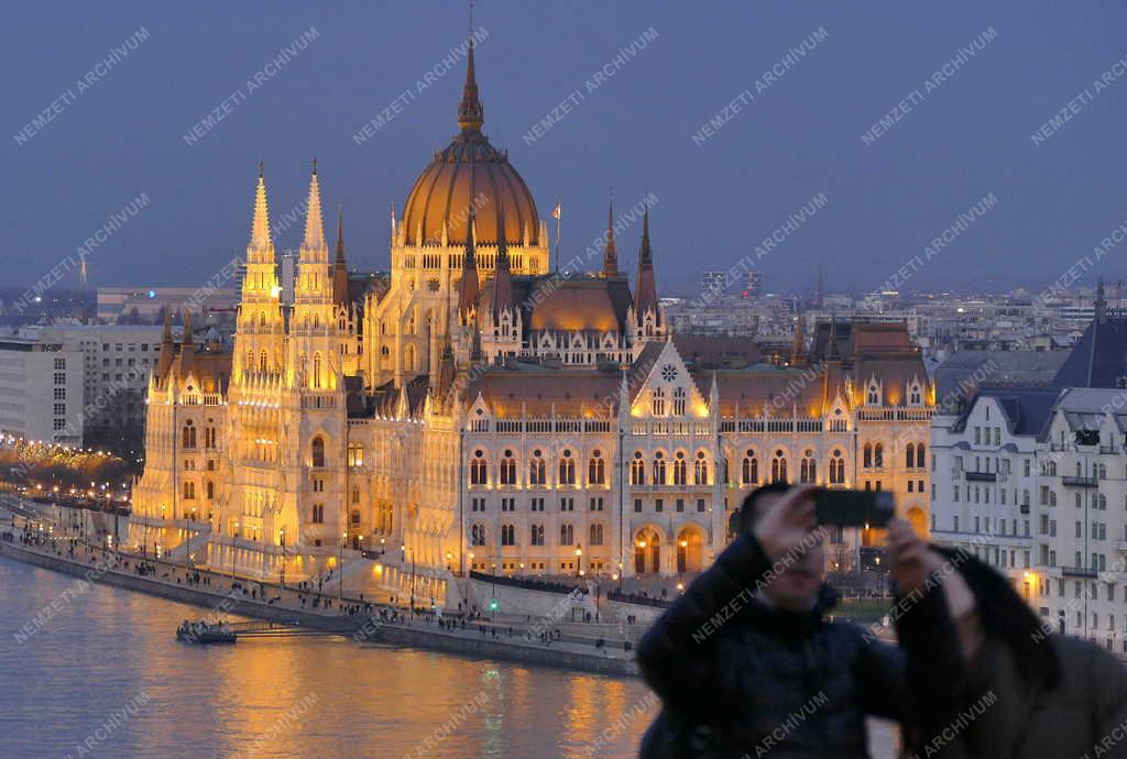 Városkép - Budapest - Az Országház esti kivilágításban