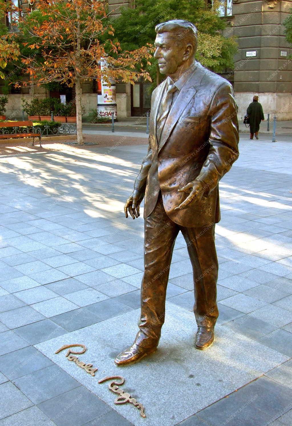 Városkép - Budapest - Köztéri szobor - Ronald Reagan