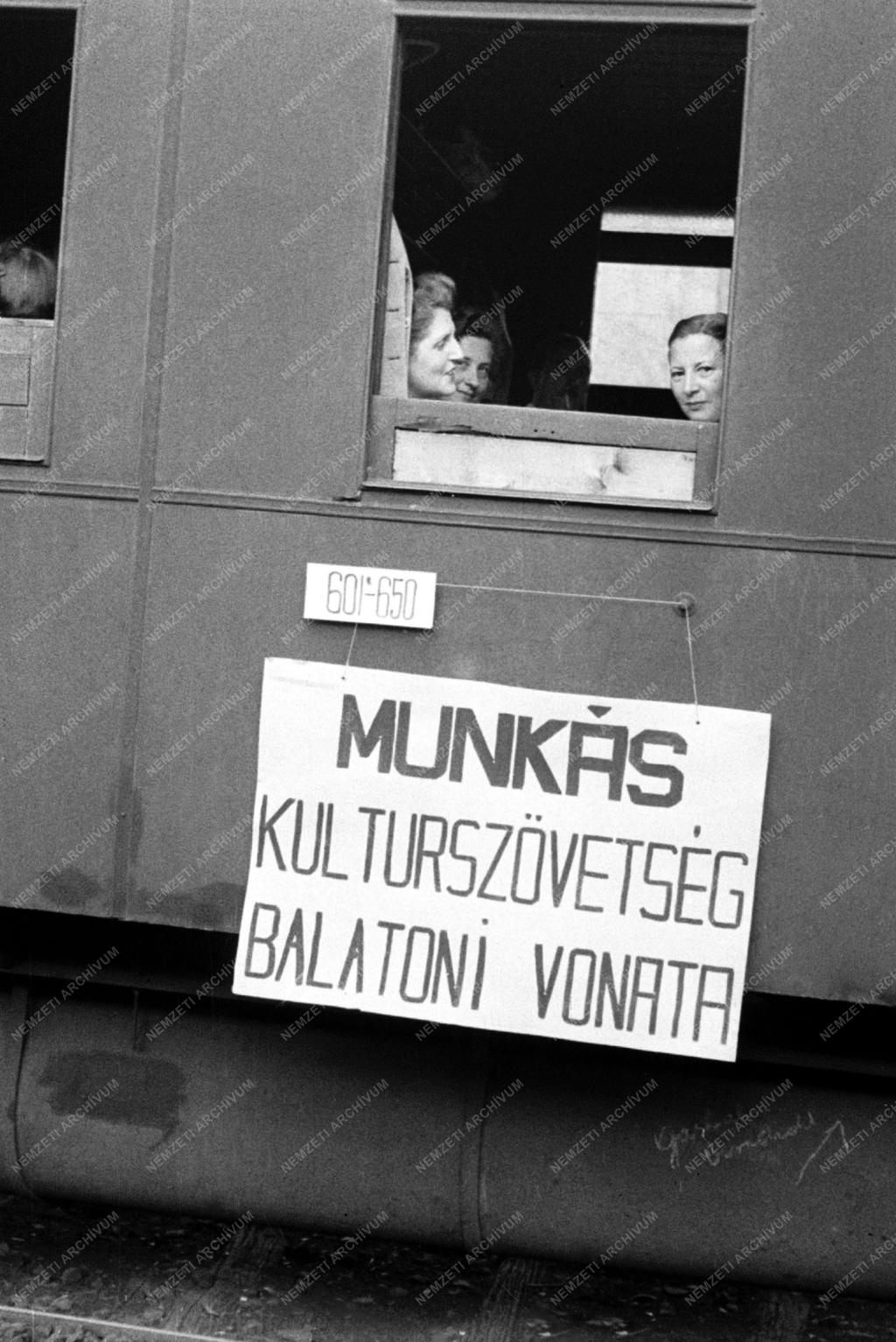 Vakáció - A Munkás Kultúrszövetség tagjai a Balatonra indulnak