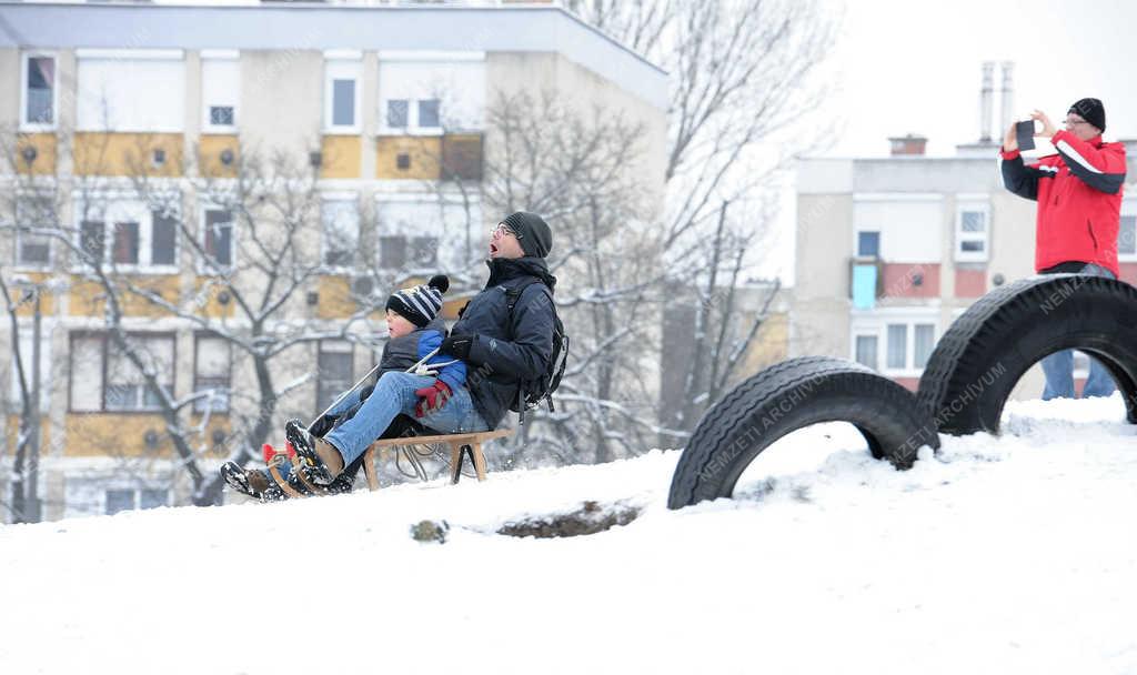 Időjárás - Debrecen - Szánkózás márciusban 