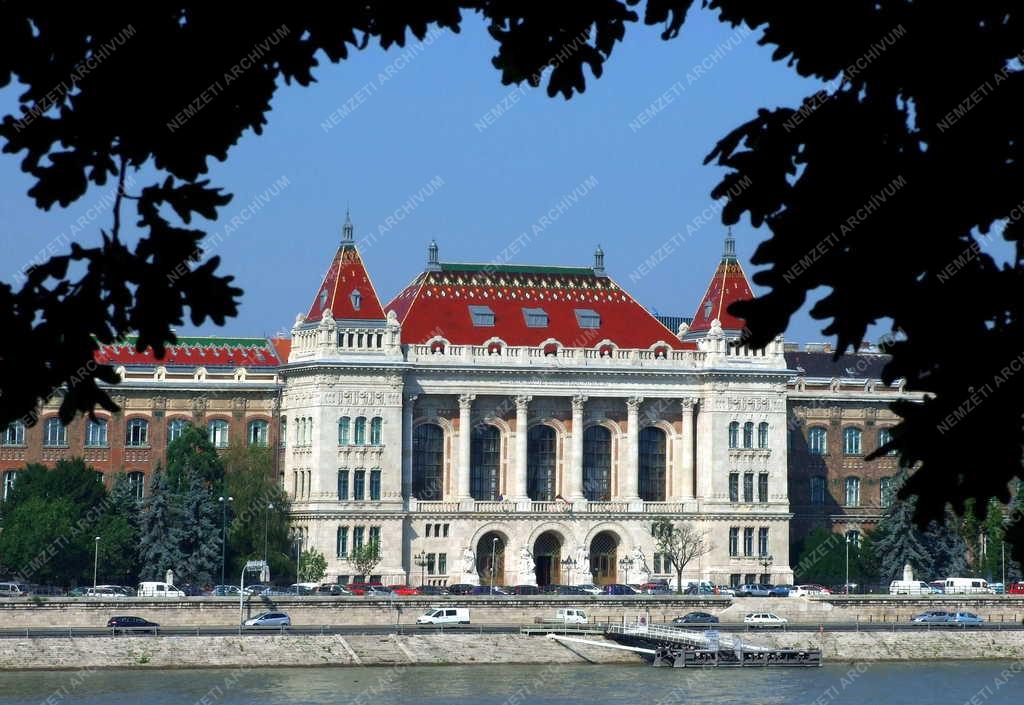 Oktatás - Felsőoktatás - A BME főépülete