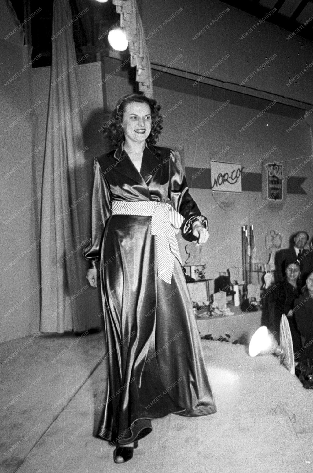 Vegyes - Divatbemutató 1949-ben