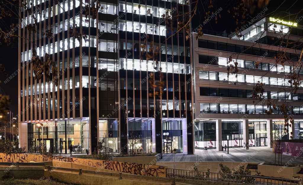 Városkép - Budapest - Esti kivilágításban az Agora Budapest irodaépület komplexum