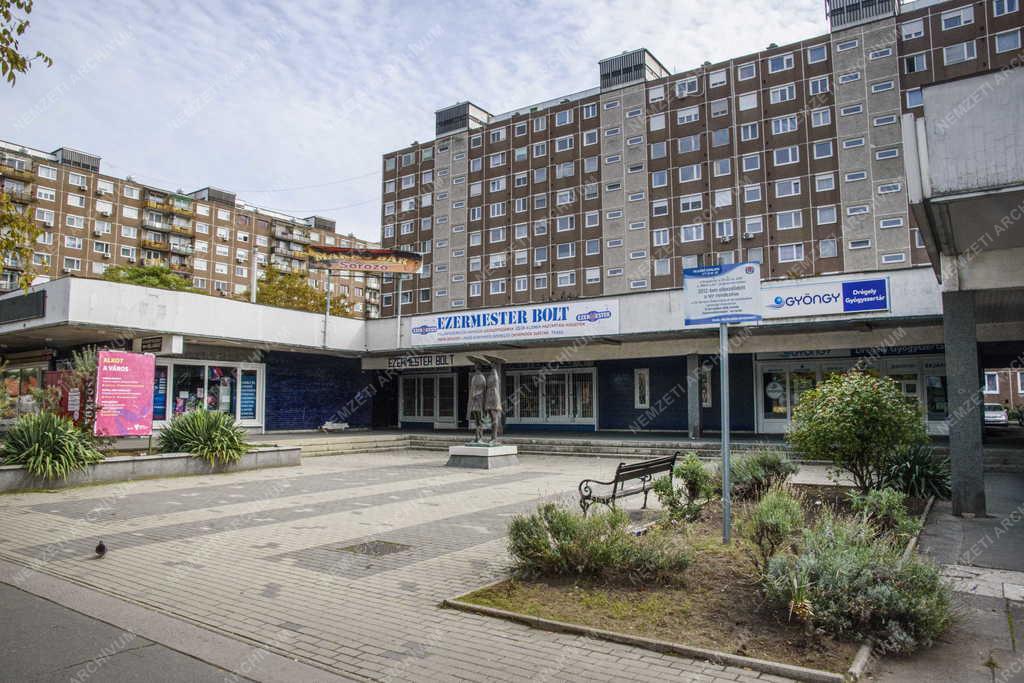 Városkép - Budapest - Ikrek című szoborpár Újpalotán