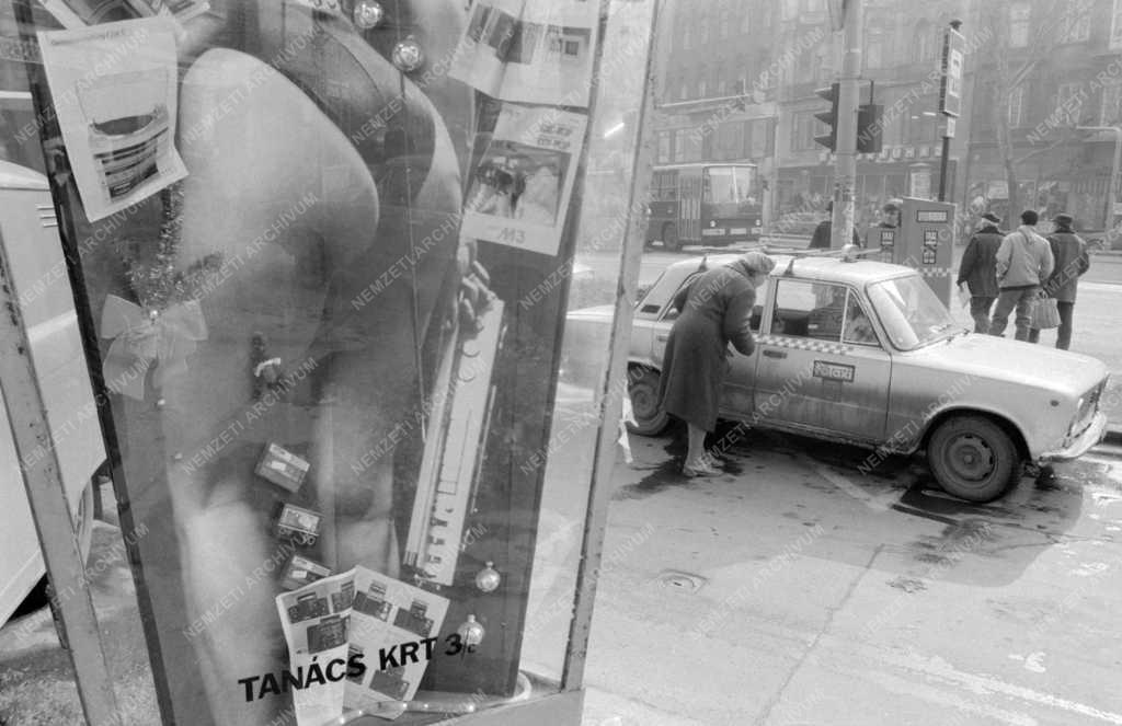 Városkép - Életkép - Taxiállomás a Tanács körúton