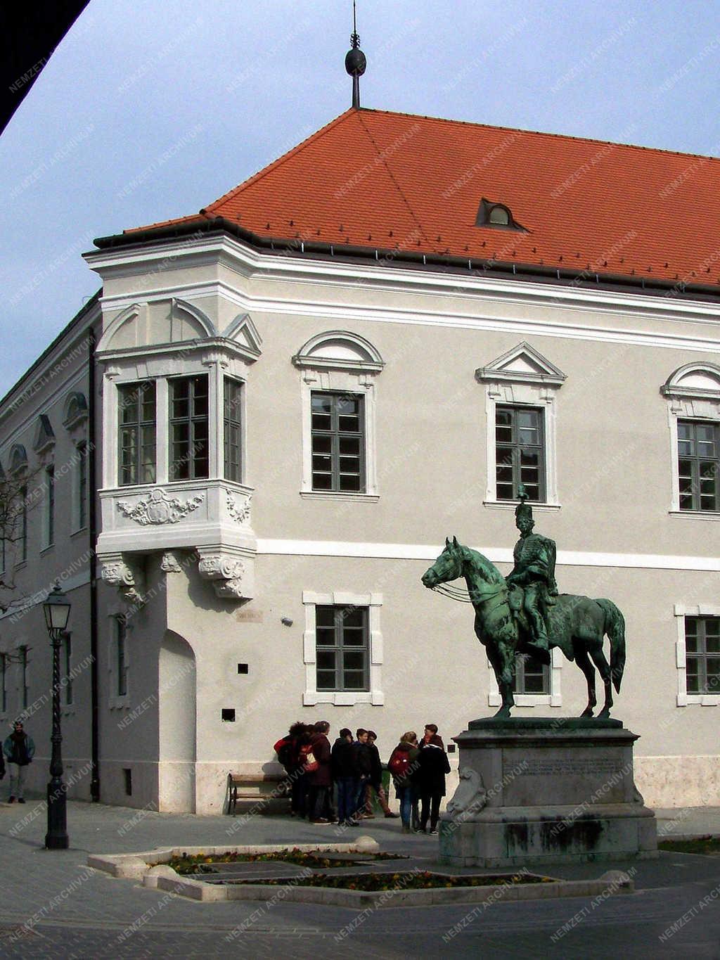 Városkép - Budapest - Megújult a régi budai Városháza