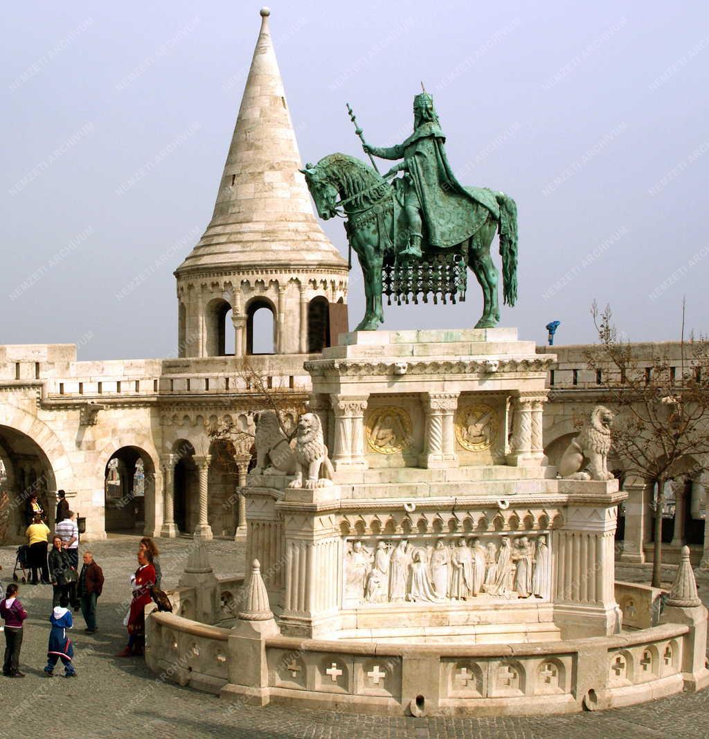 Szent István király lovasszobra a Budai Várban