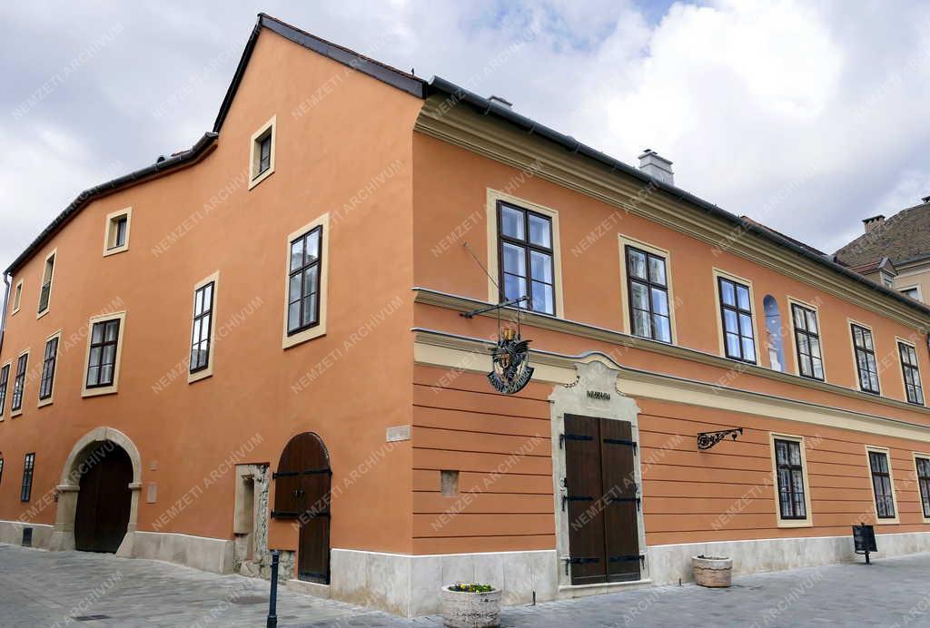 Városkép - Budapest - Műemlék épület a Tárnok utcában