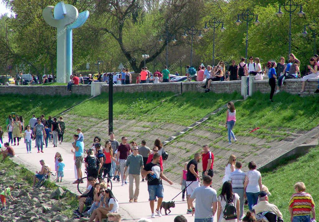 Szabadidő - Szentendre - A Duna korzó kirándulókkal