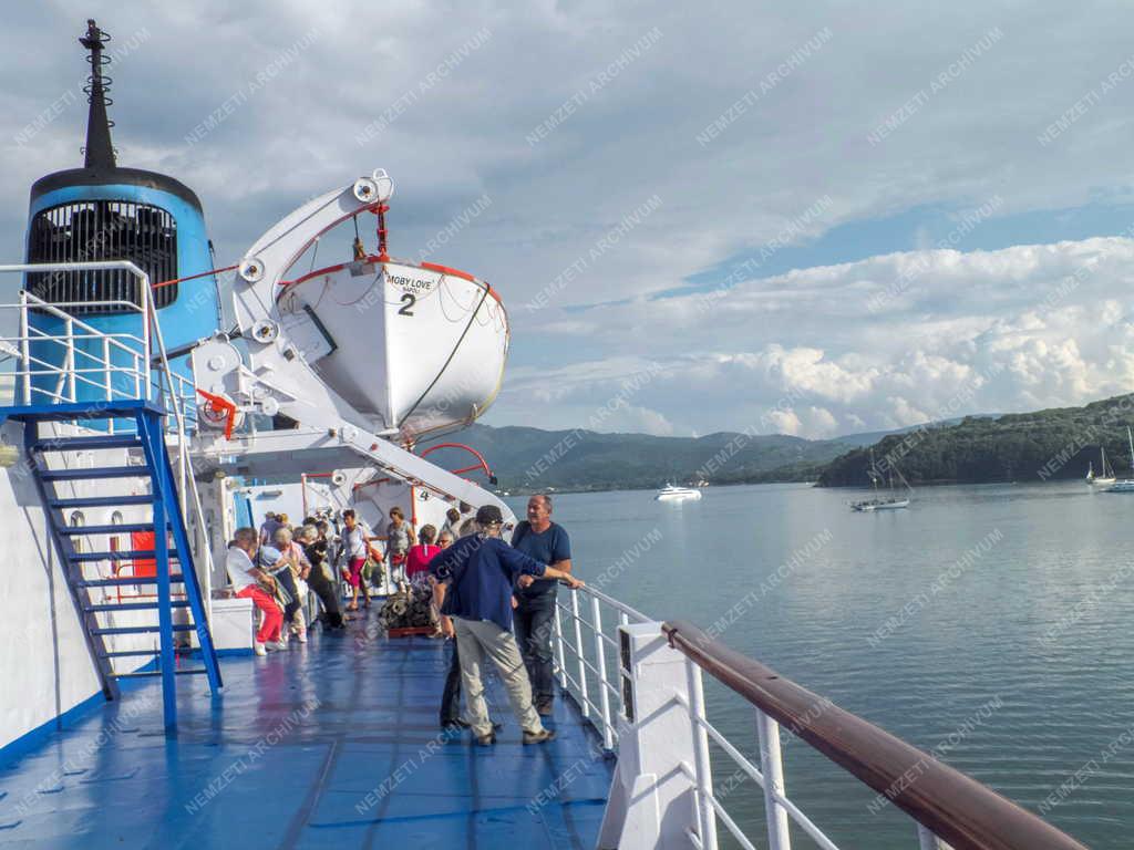 Vízi közlekedés - Portoferraio - Turisták egy komphajón