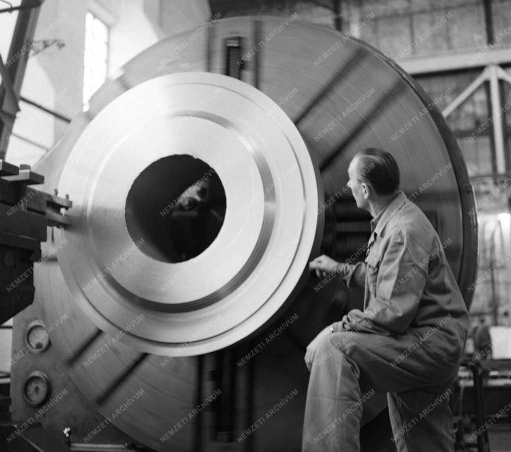 Ipar - Életkép - Guba Jenő 30 éve dolgozik a Láng Gépgyárban