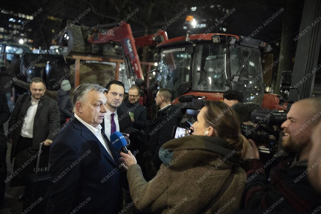 Orbán Viktor Brüsszel belvárosában tüntető gazdákkal találkozott