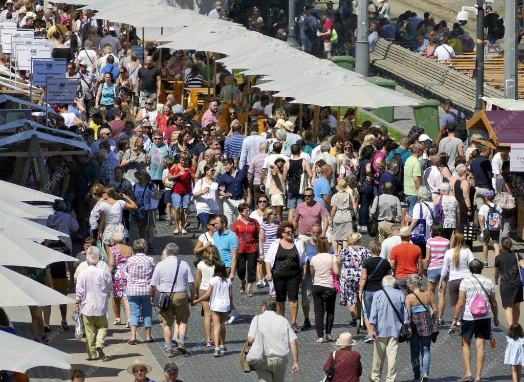 Rendezvény - Budapest - Tömegek a Magyar Ízek Utcájában
