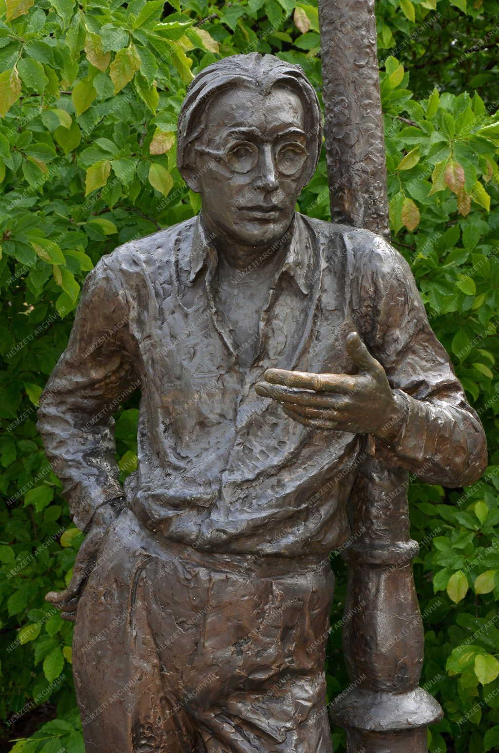 Műalkotás - Debrecen - Szabó Lőrinc szobra