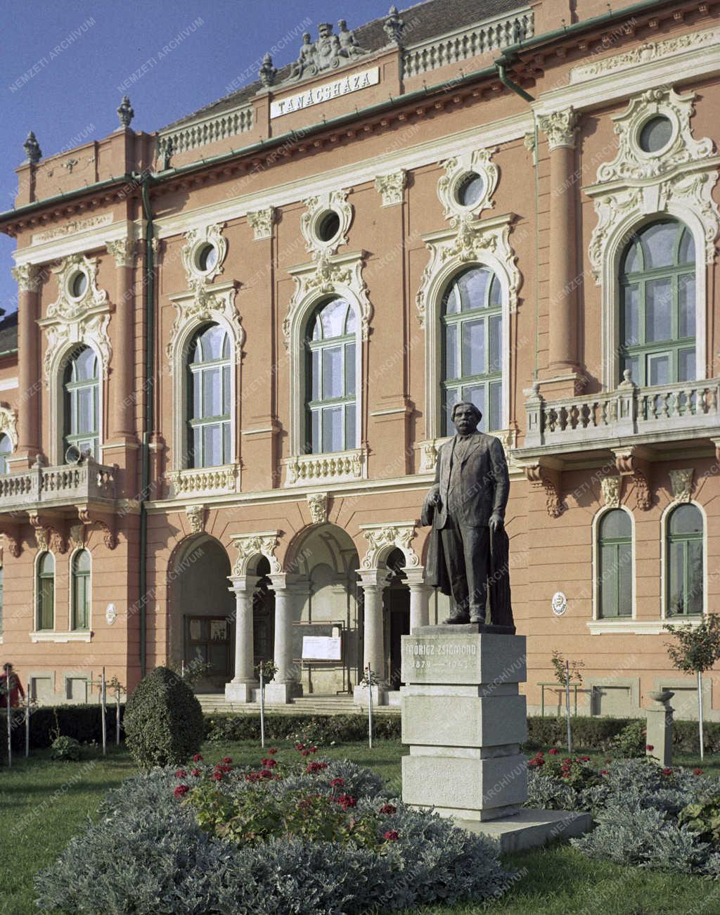 Városkép - Kisújszállás - Móricz Zsigmond szobor