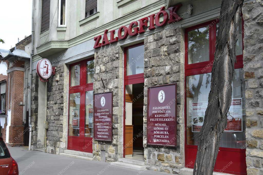 Hitel és adósság - BÁV Zálogfiók Kőbányán