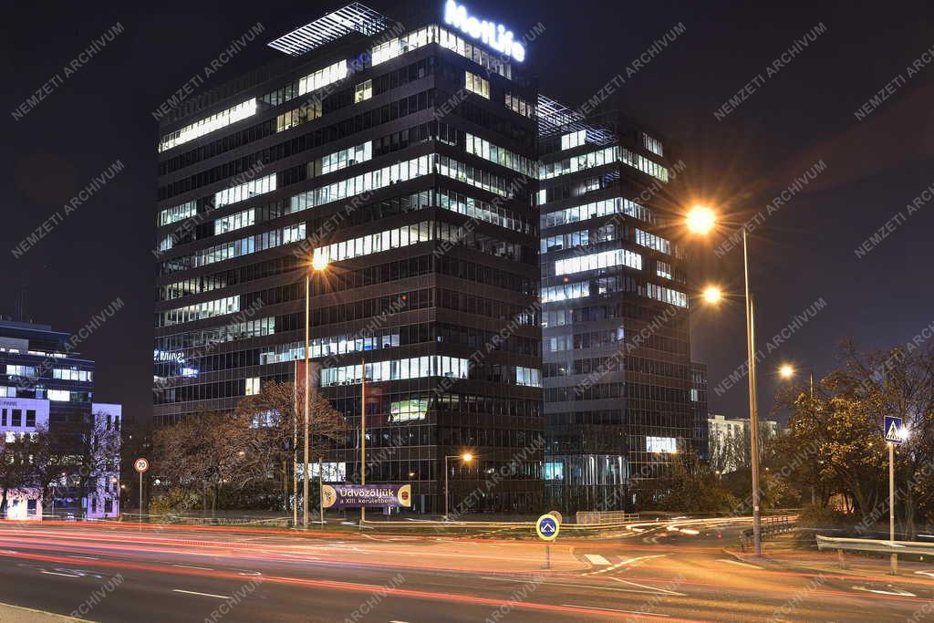 Városkép - Budapest - Esti kivilágításban a Duna Tower irodaházak