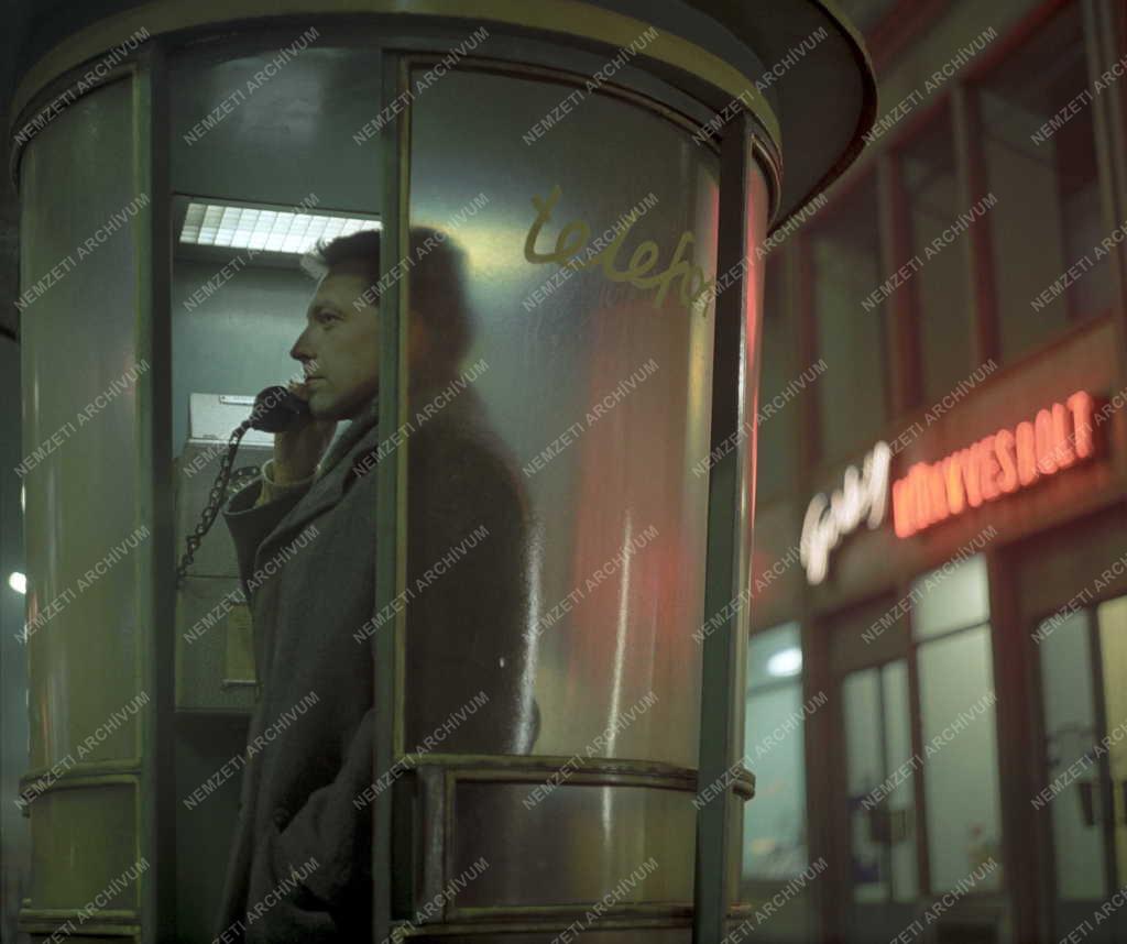 Életkép - Telefonáló férfi 