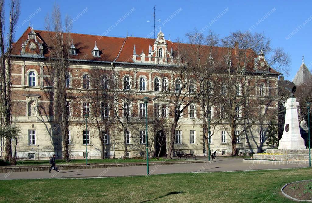 Oktatás - Győr - Révai Miklós Gimnázium 
