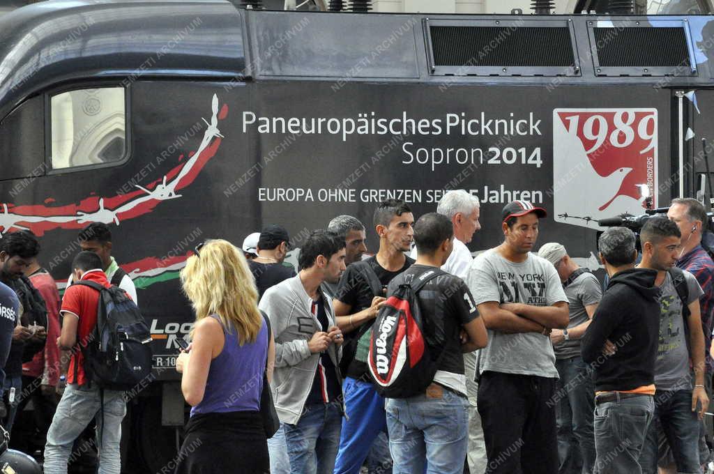 Illegális bevándorlás - Budapest - Migránsok a Keleti pályaudvaron