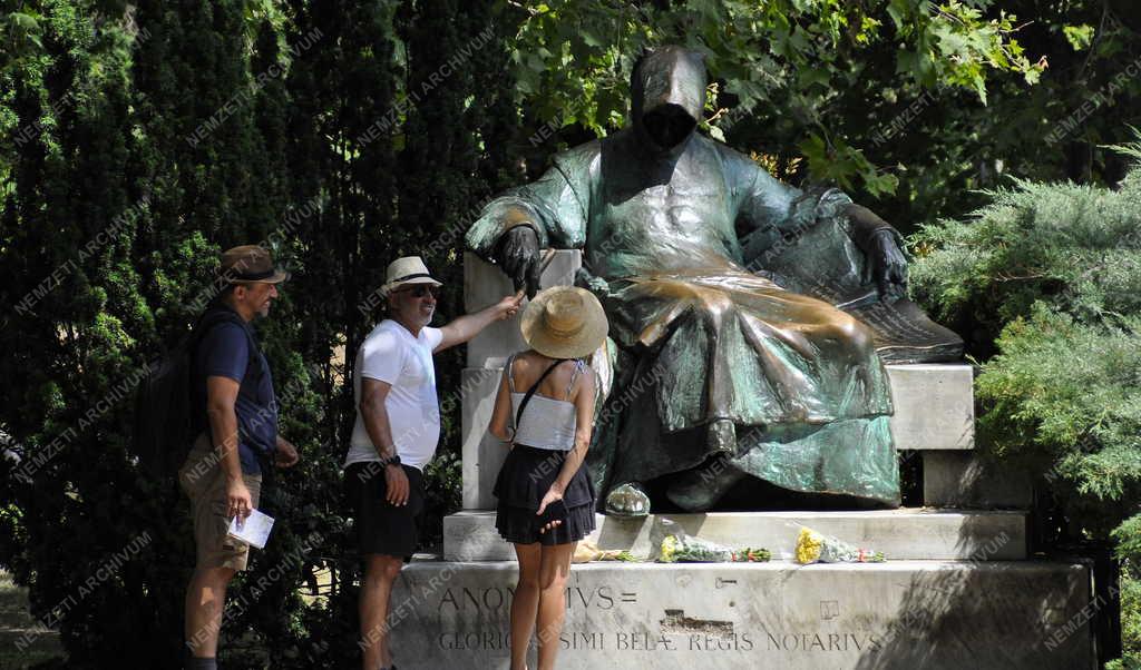 Városkép - Budapest - Városliget - Anonymus szobra