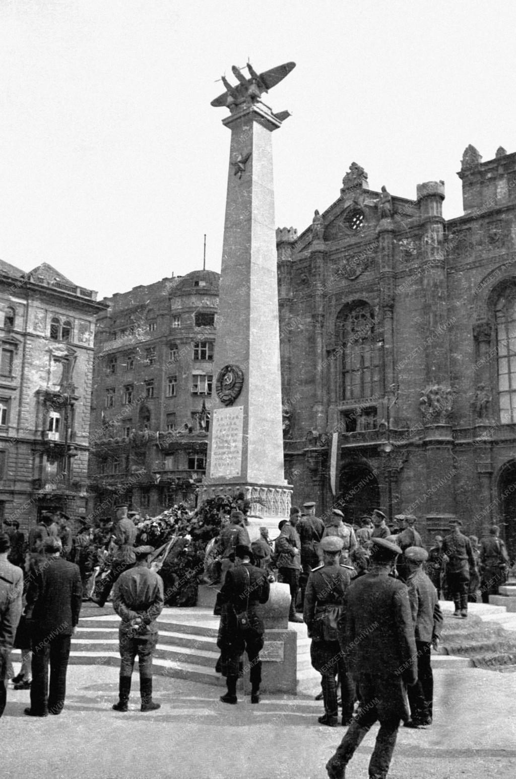 Ünnep - Az első szabad Május 1. - A Szovjet Repülős Emlékmű felavatása a Vigadó téren
