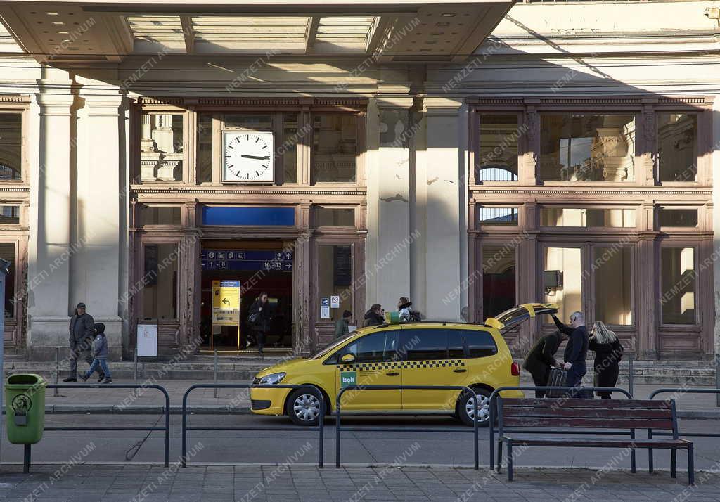 Szolgáltatás - Közlekedés - Taxi a Baross téren a Keleti pályaudvarnál