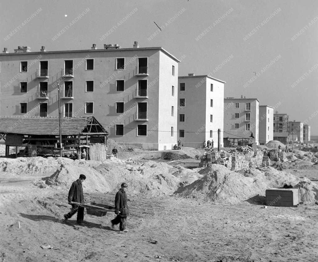 Gazdaság - Építőipar - Új lakótelep az Üllői úton